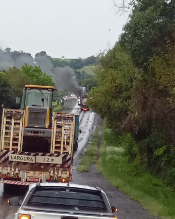Acidente na BR-285 em Entre-Ijuís deixa veículo incendiado e rodovia bloqueadaRPI – Rádio Progresso de Ijuí