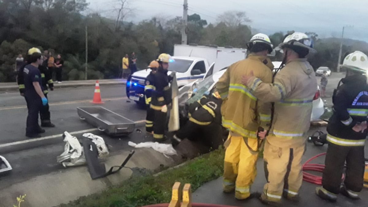 Acidente na BR-470 mata 1 homem e deixa feridos em SC