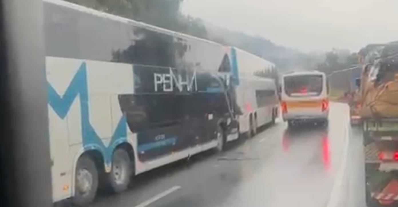 Acidentes com carretas e ônibus provoca lentidão em trecho de serra da BR-116