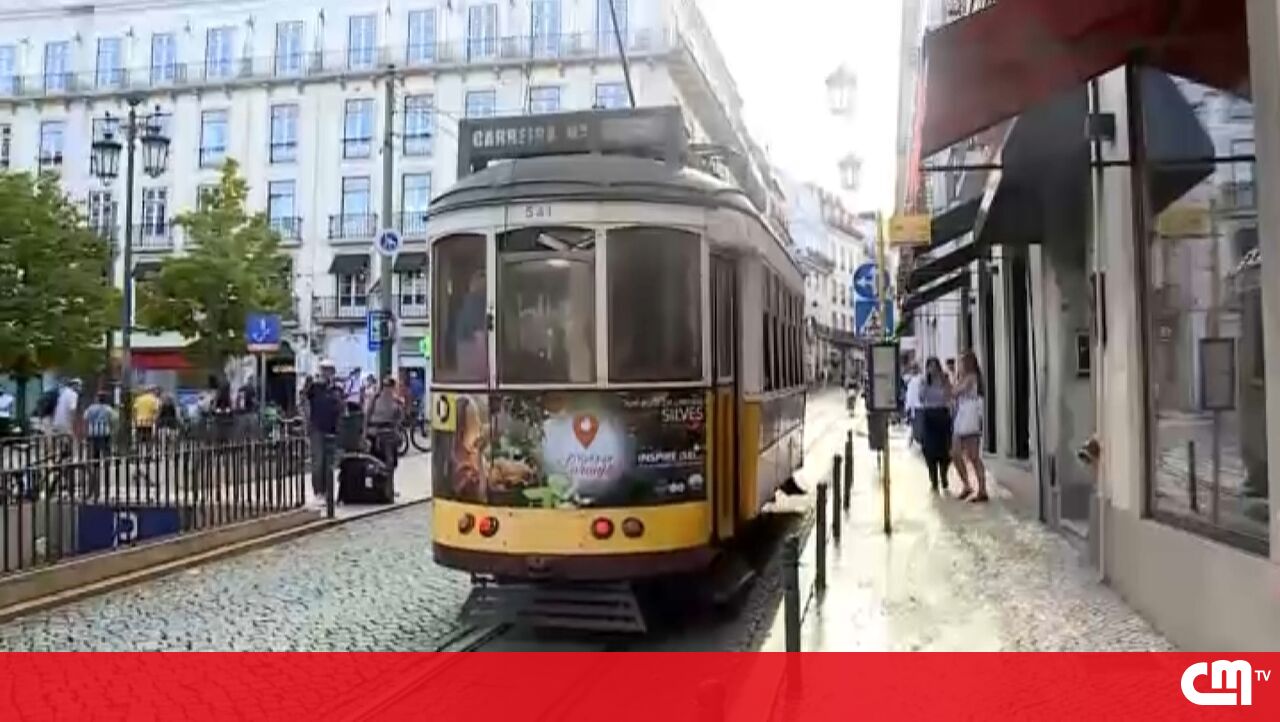 Às 18h00 os elétricos da Carris pararam e buzinaram em homenagem às vítimas do acidente no Elevador da Glória - Vídeos