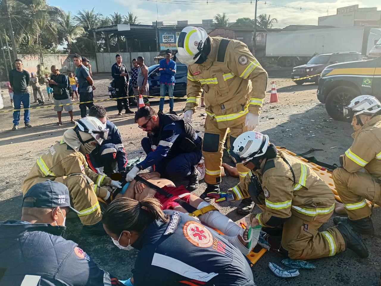 Bombeiros atendem ocorrência de acidente com vítima fatal e bebê entre os feridos no distrito de Humildes