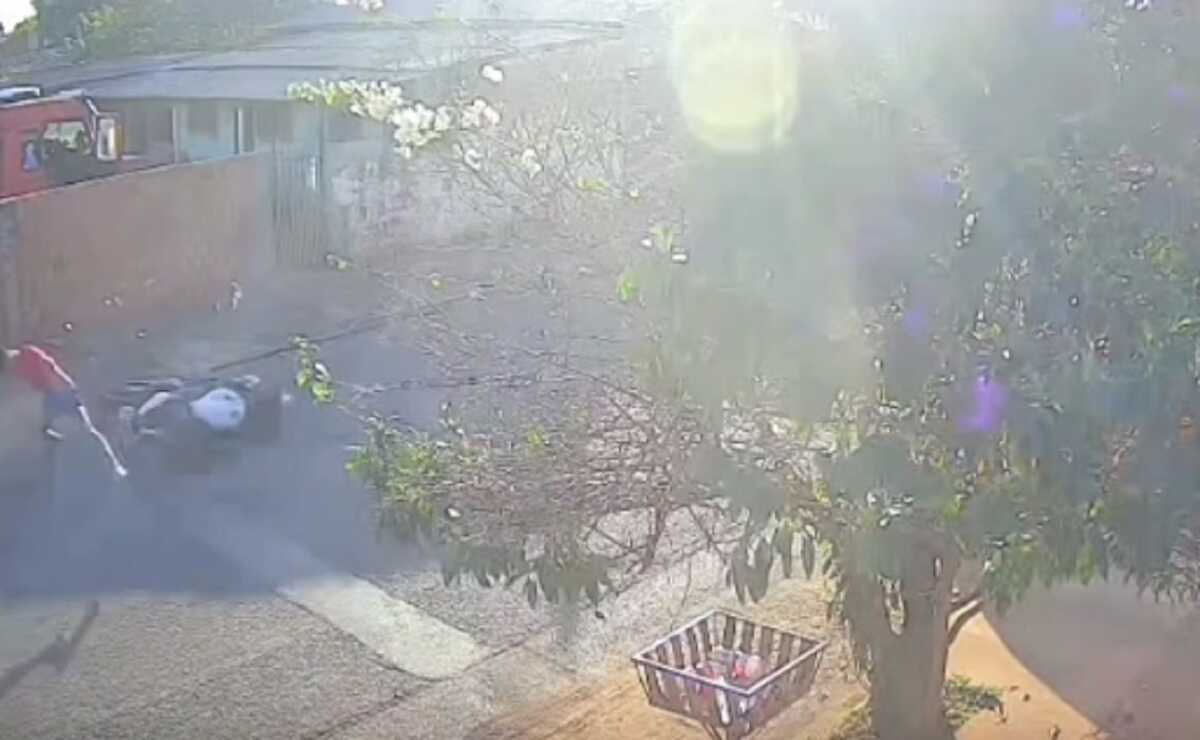 Câmera flagra acidente que matou motociclista no Pioneiros (vídeo)