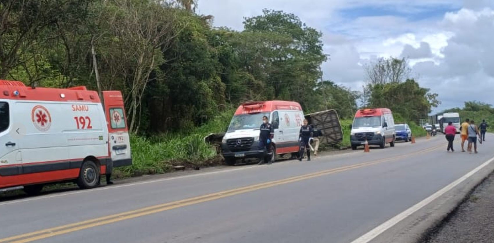 Cinco pessoas ficam feridas após micro-ônibus tombar na BR-101 em Sergipe - G1 - Globo