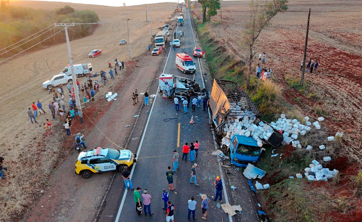 Colisão entre caminhão e ambulância de Quinta do Sol mata duas pessoas e fere criança