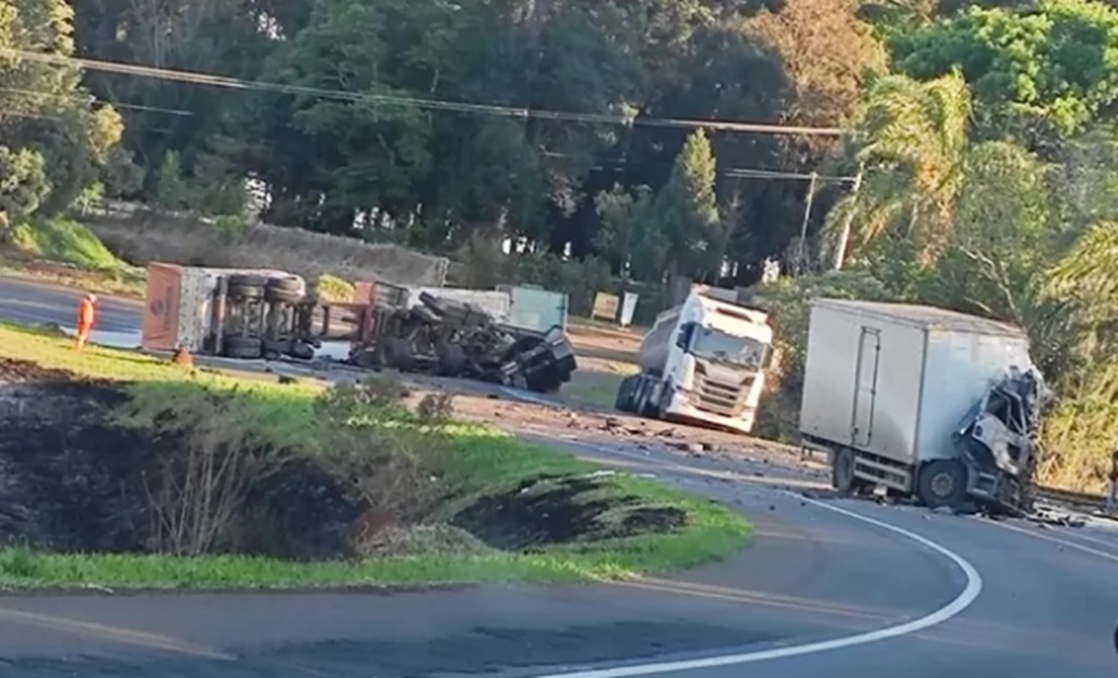 Colisão entre três caminhões deixa um morto na BR-277 - Portal RSN