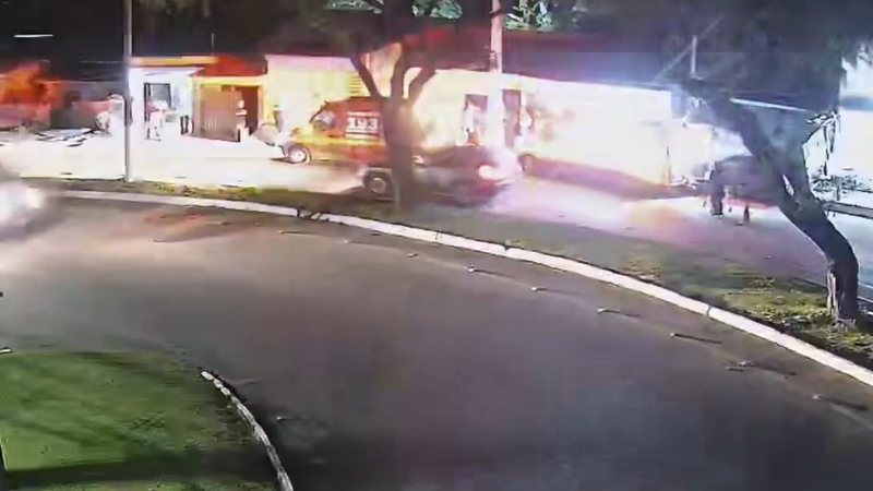 Dois jovens sofrem acidente de moto em Maceió e acabam presos após polícia encontrar revólver no hospital