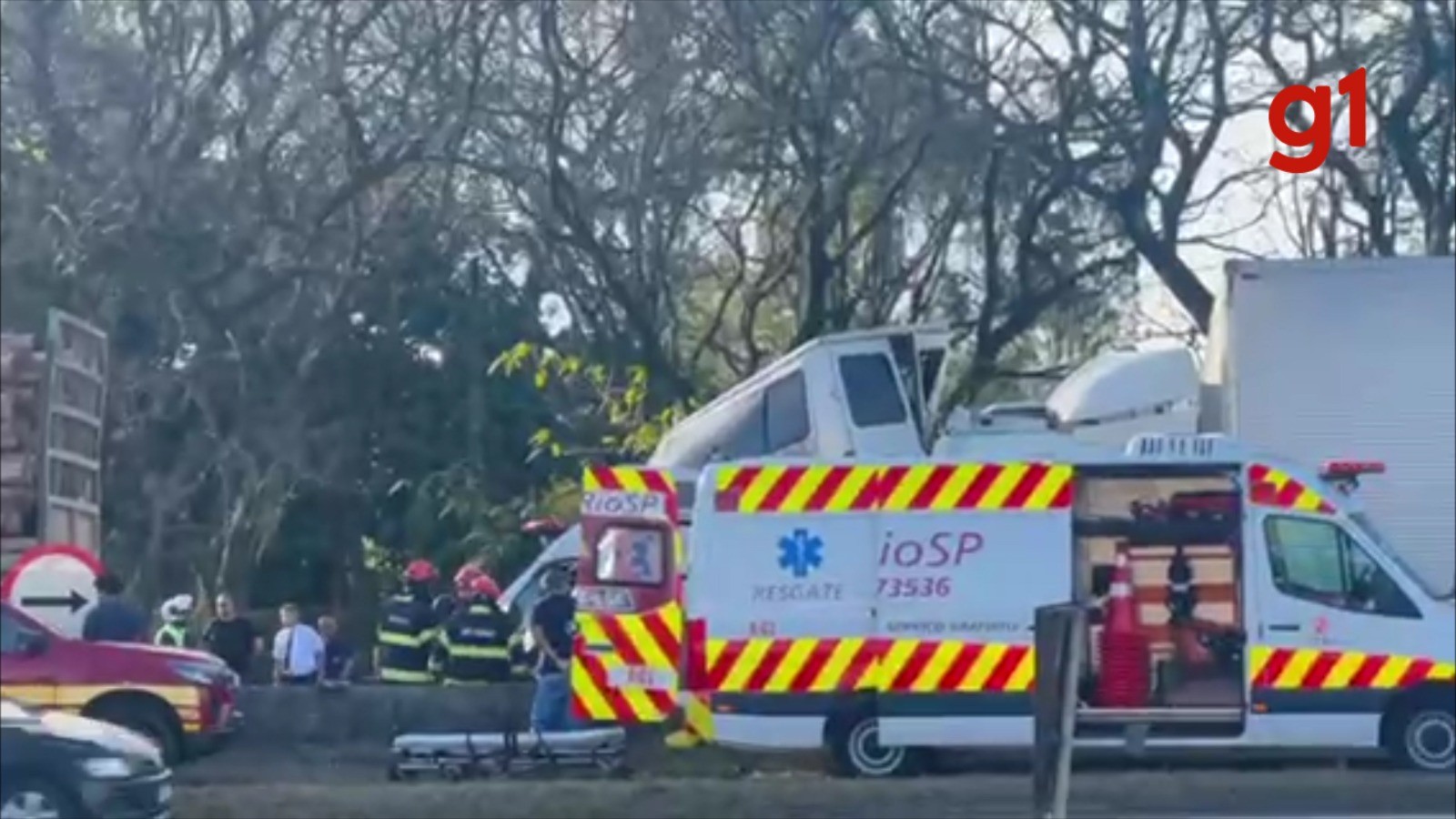 Engavetamento entre caminhões, carros e van deixa cinco feridos e bloqueia Dutra - G1