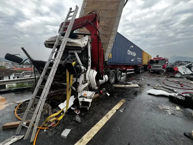 Grave acidente na BR-470 em Indaial deixa seis vítimas e mobiliza helicóptero Arcanjo