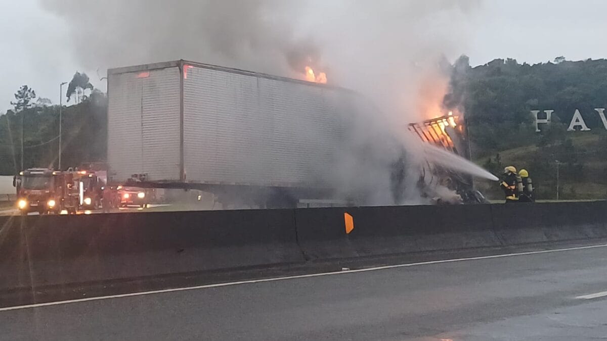 Incêndio em caminhão interdita BR-101 em Joinville e deixa filas quilométricas