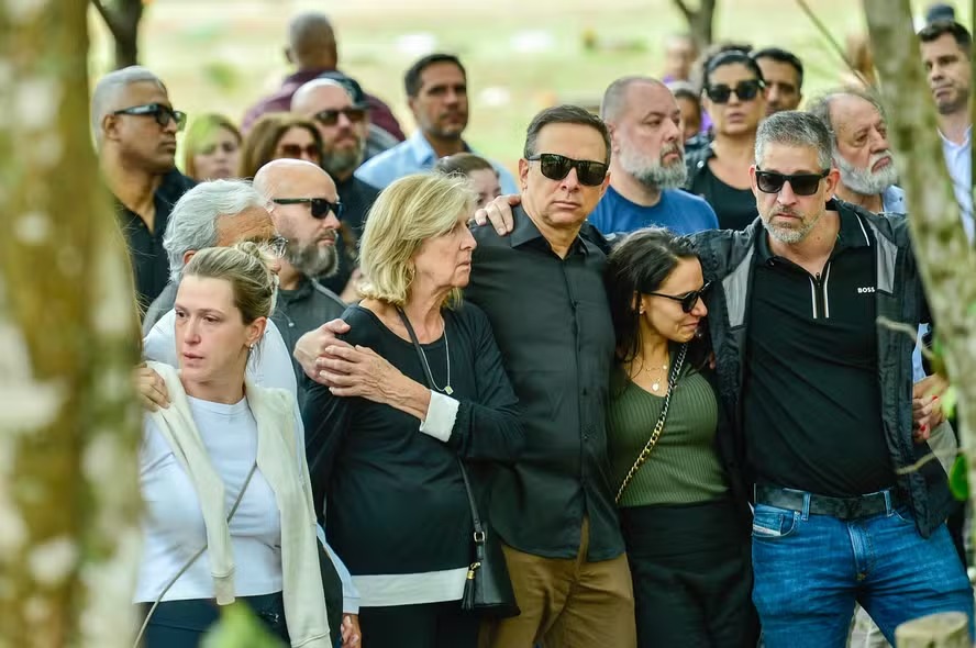 Influenciador JP Mantovani é sepultado em São Paulo após acidente de moto