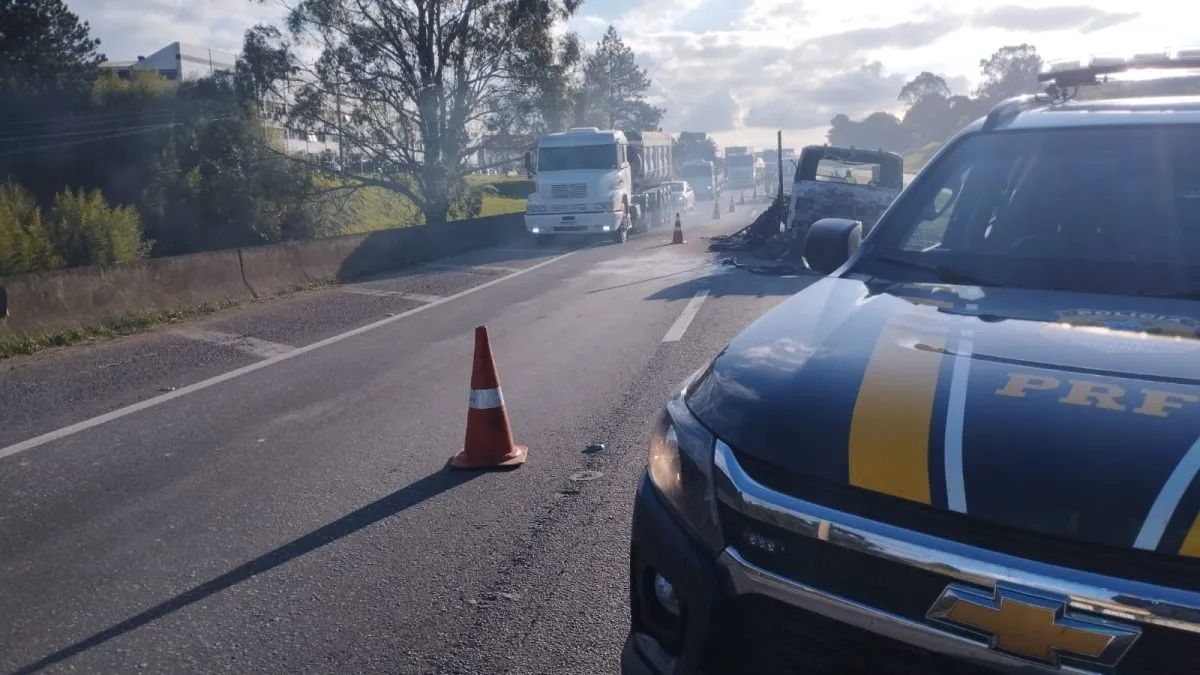Motociclista morre em acidente com dois caminhões na BR-116
