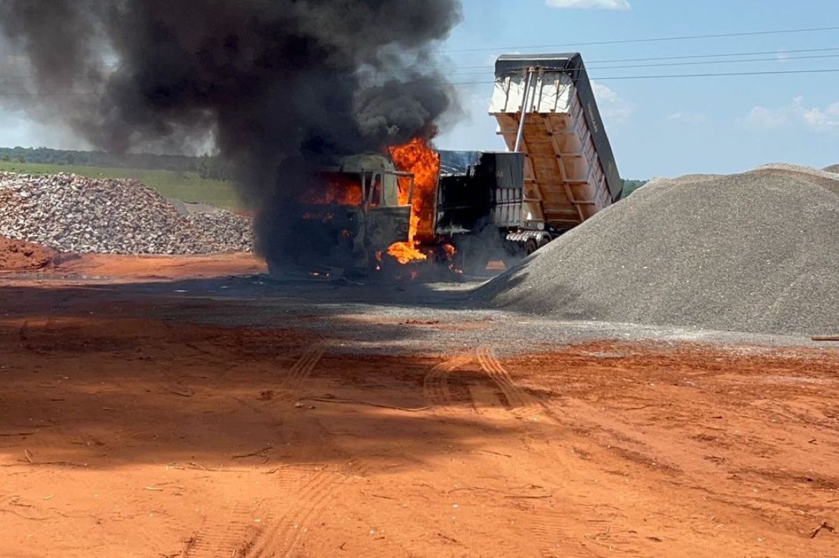 Motorista morre eletrocutado em acidente com caminhão em MT - MidiaNews