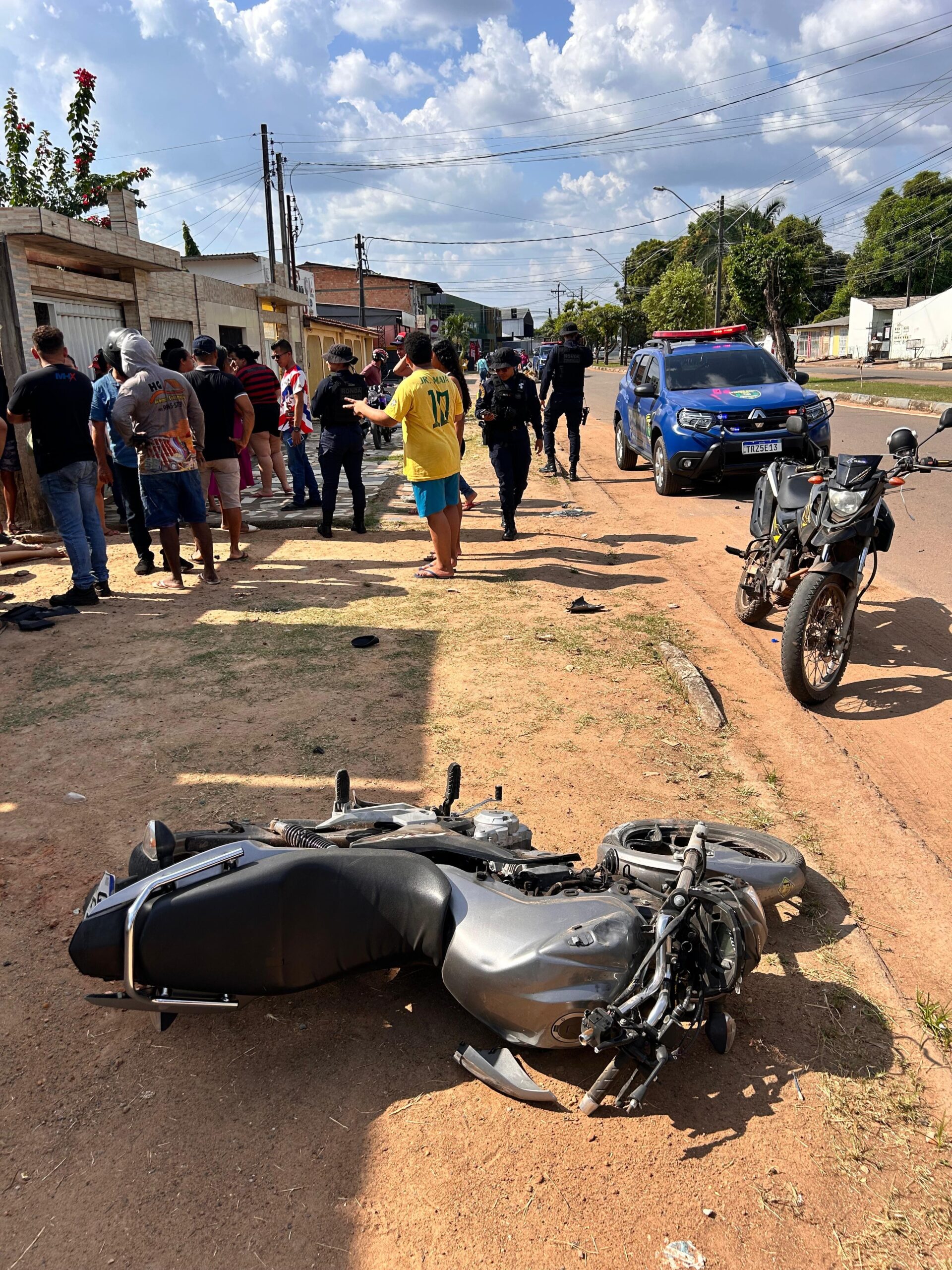 Mulher morre após perder o controle de moto em lombada