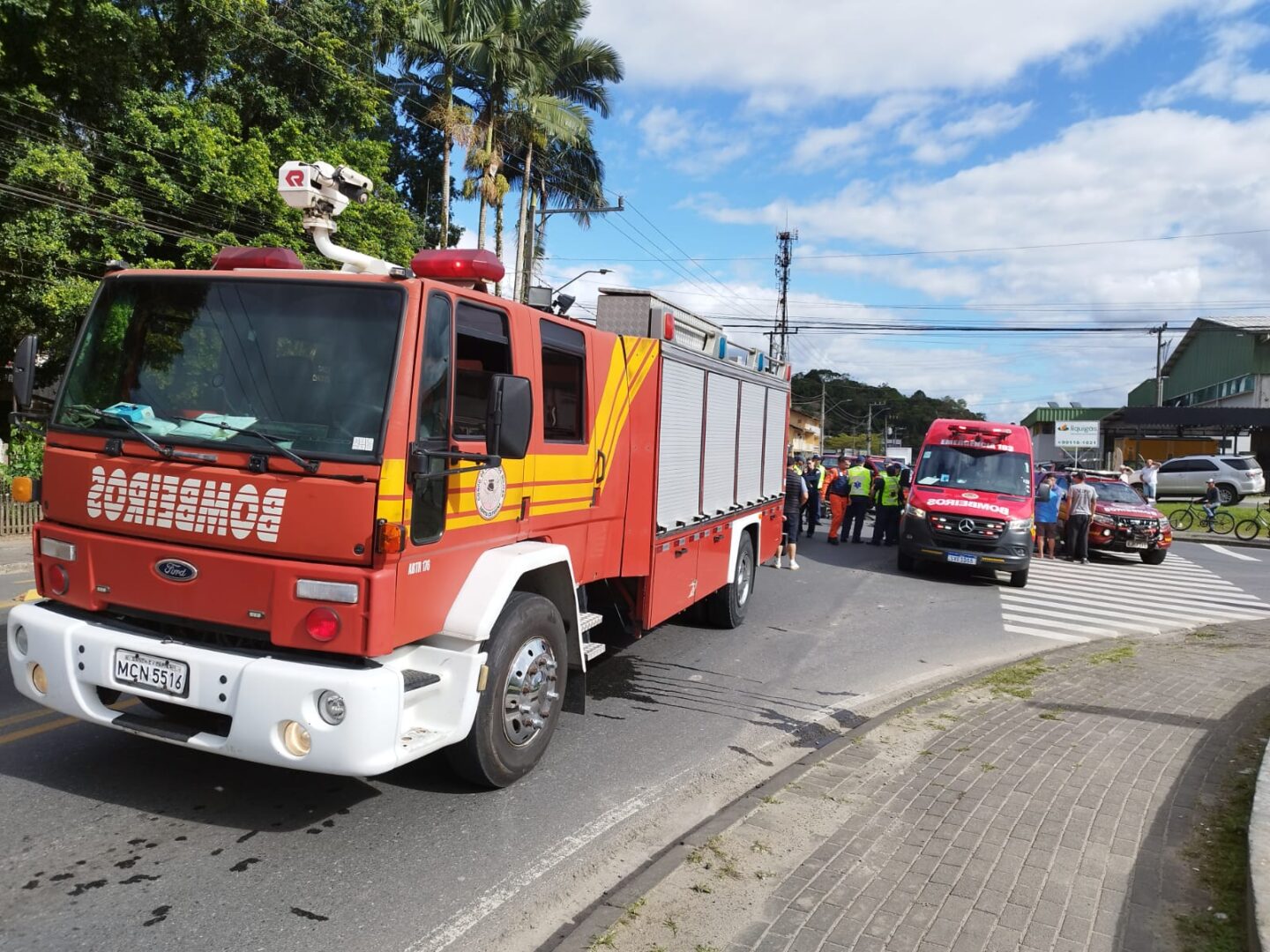 Mulher morre em acidente entre moto e caminhão na Itoupava Central, em Blumenau