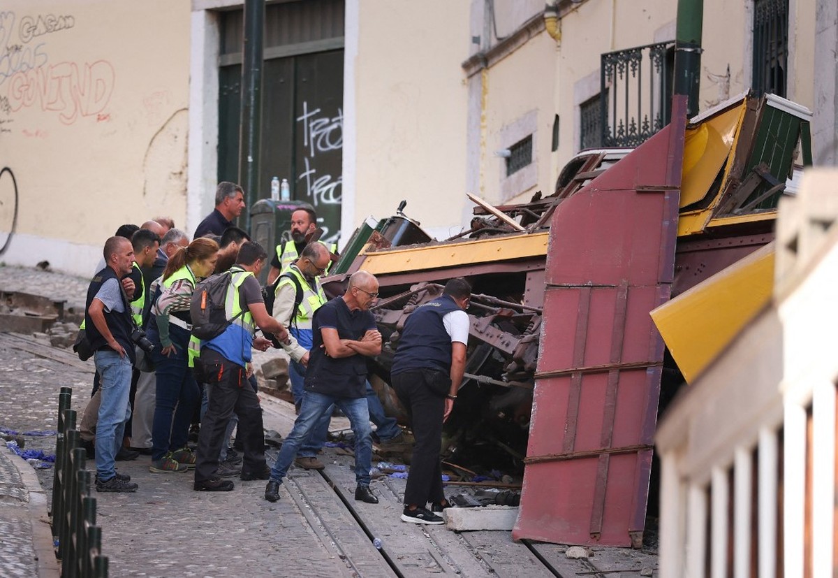 Número de mortos em acidente com bonde de Lisboa é corrigido para 16; dois brasileiros ficaram feridos
