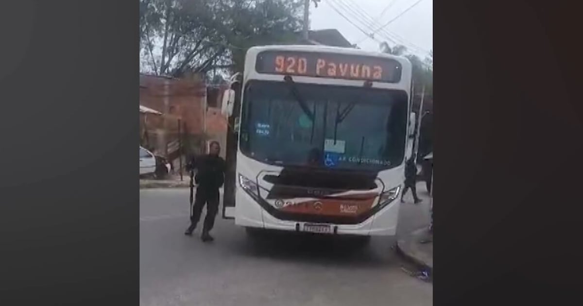 Policial impede acidente ao frear ônibus desgovernado no Rio de Janeiro – Noticias R7