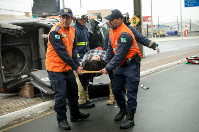 Simulação de acidente reúne forças de segurança em treinamento conjunto em Pinhais