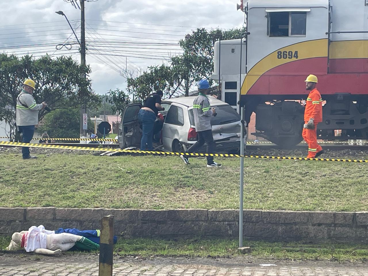 Simulado de acidente rodoferroviário chamou atenção da população e alterou trânsito e rotina da população - Início
