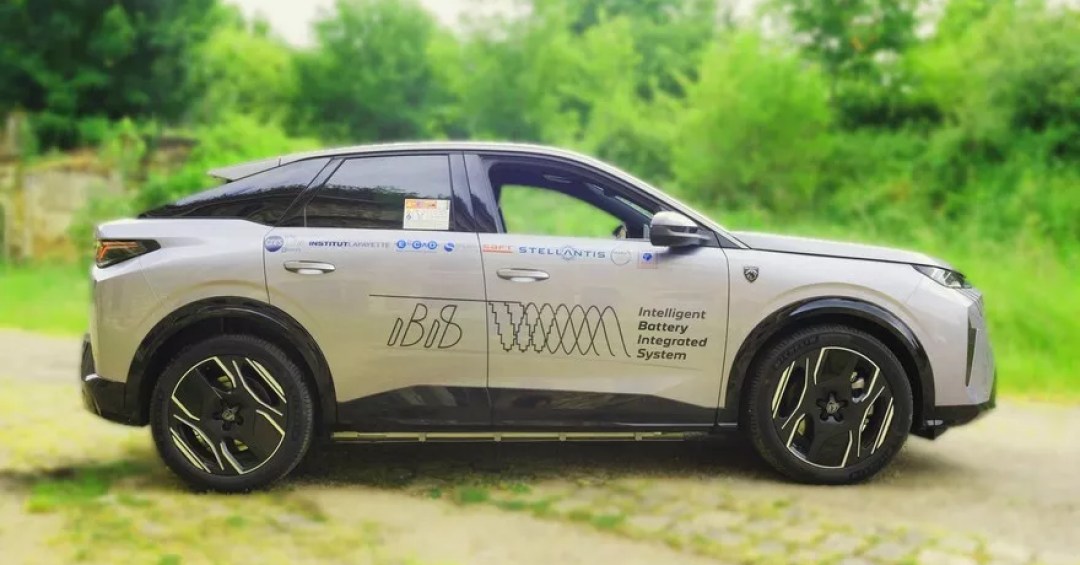 Stellantis testa bateria que carrega mais rápido e aumenta potência de elétricos