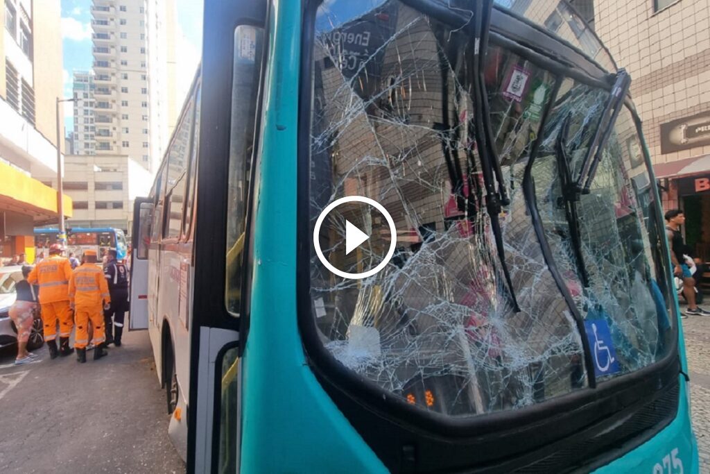 Trânsito é liberado após acidente entre ônibus no Centro de Juiz de Fora