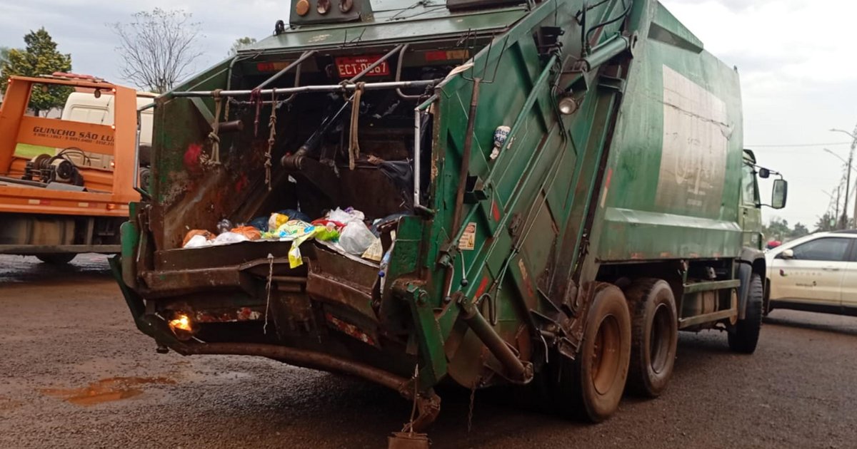 Três garis ficam em estado grave após acidente com caminhão de lixo em Entre-Ijuís