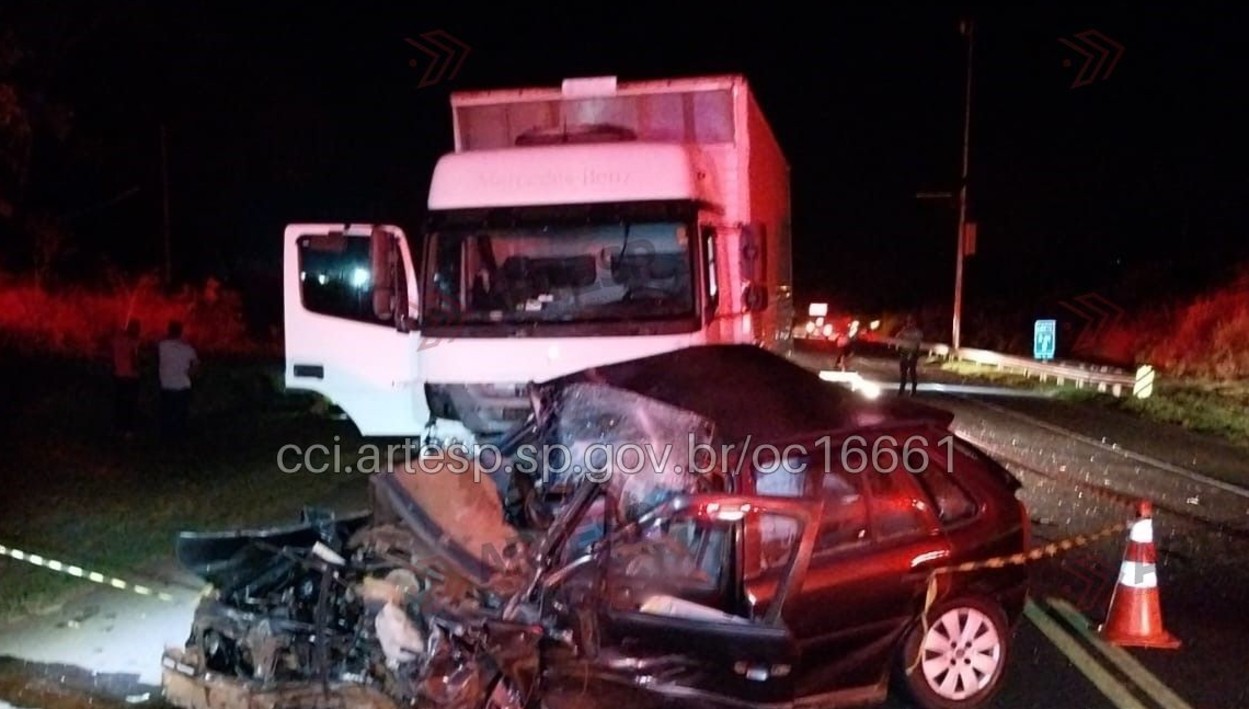 Três pessoas morrem após colisão entre carros e caminhão na SPA-115 / 255 no interior de SP - G1