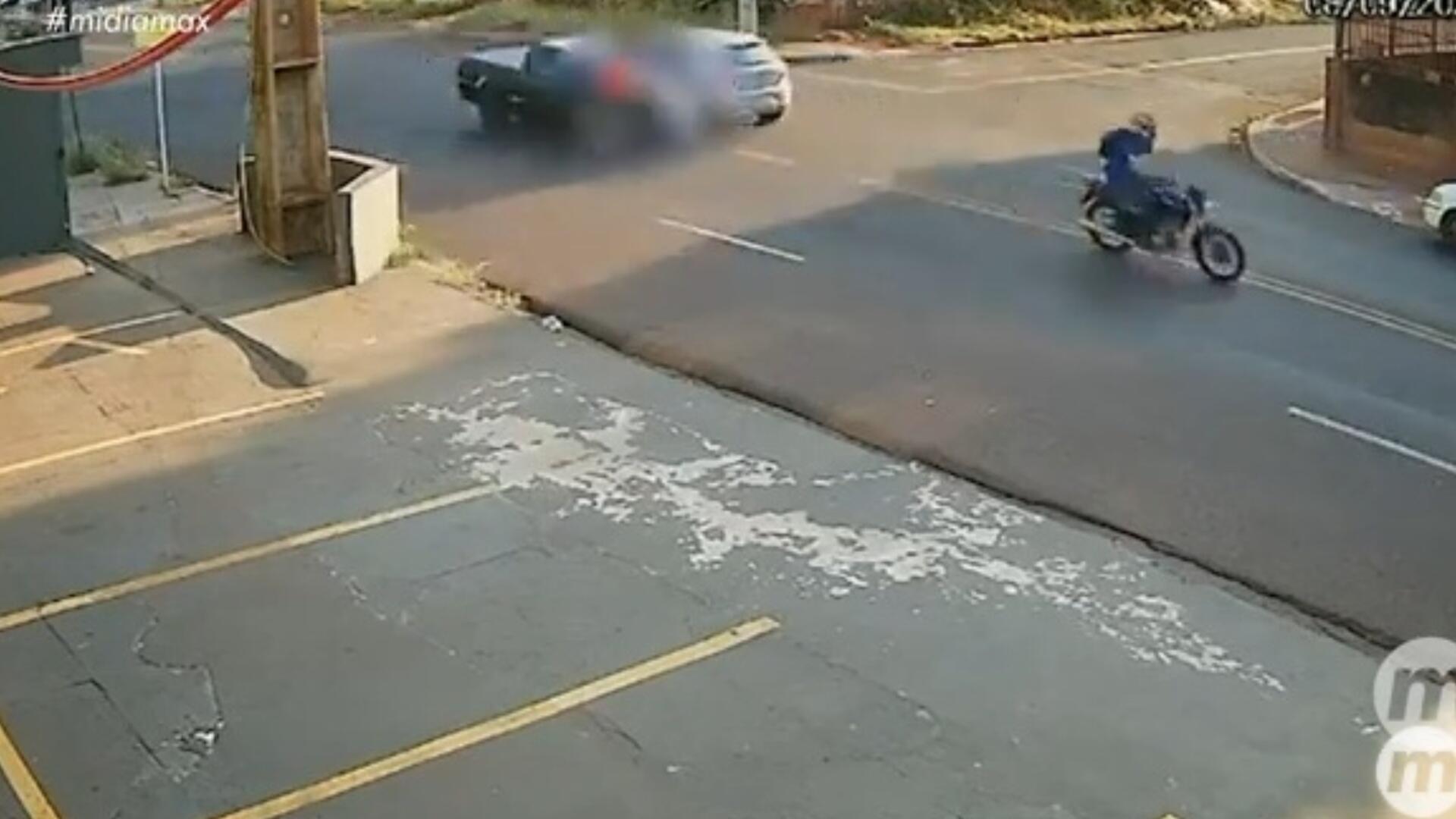 VÍDEO mostra acidente que deixou motociclista em estado gravíssimo na Tamandaré em Campo Grande