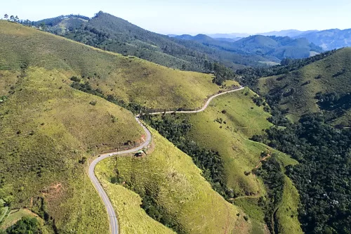 Vale do Paraíba: Ciclista fica ferido em acidente com caminhão na SP-50 em Monteiro Lobato - 012 News