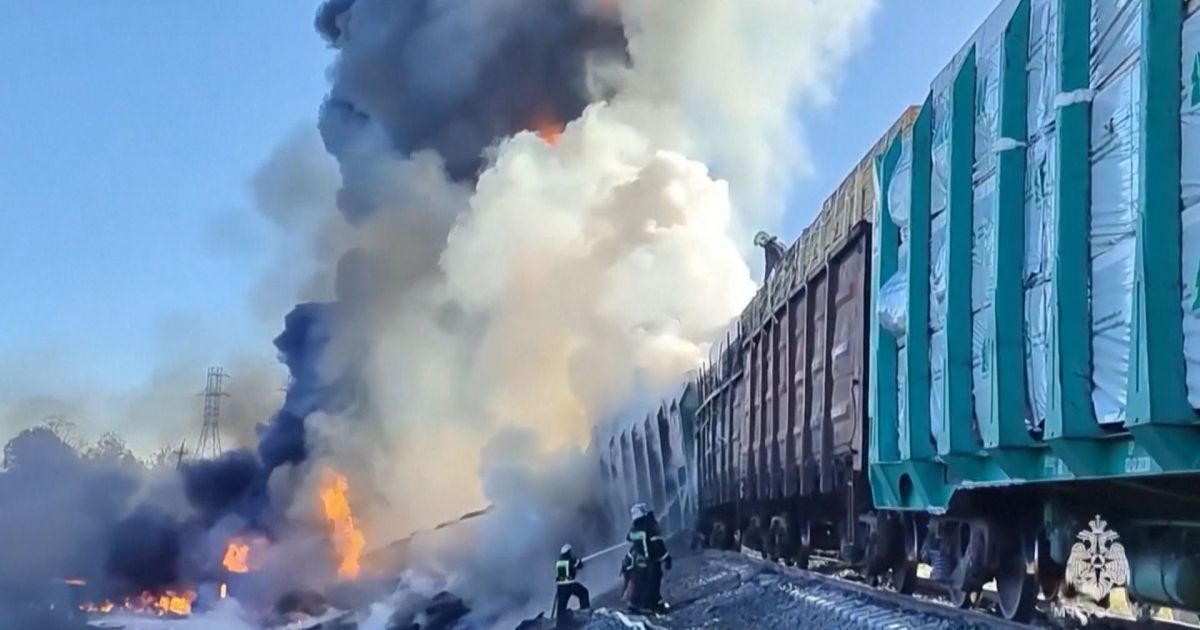 Vídeo: Batida entre caminhão e trem de carga causa forte incêndio na Rússia