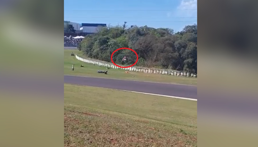 Vídeo mostra moto "rodopiando" no ar após acidente em curva no Moto1000GP