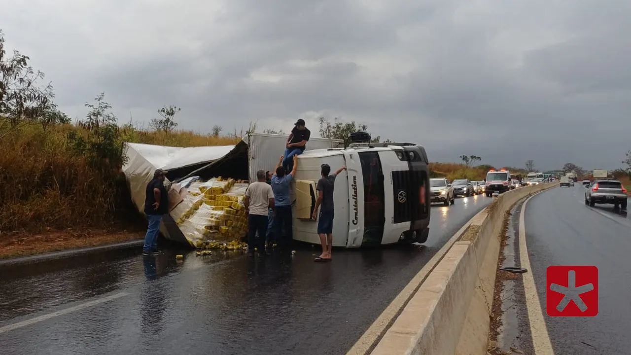 Incidente ocorreu durante chuva na tarde desta segunda-feira (22)