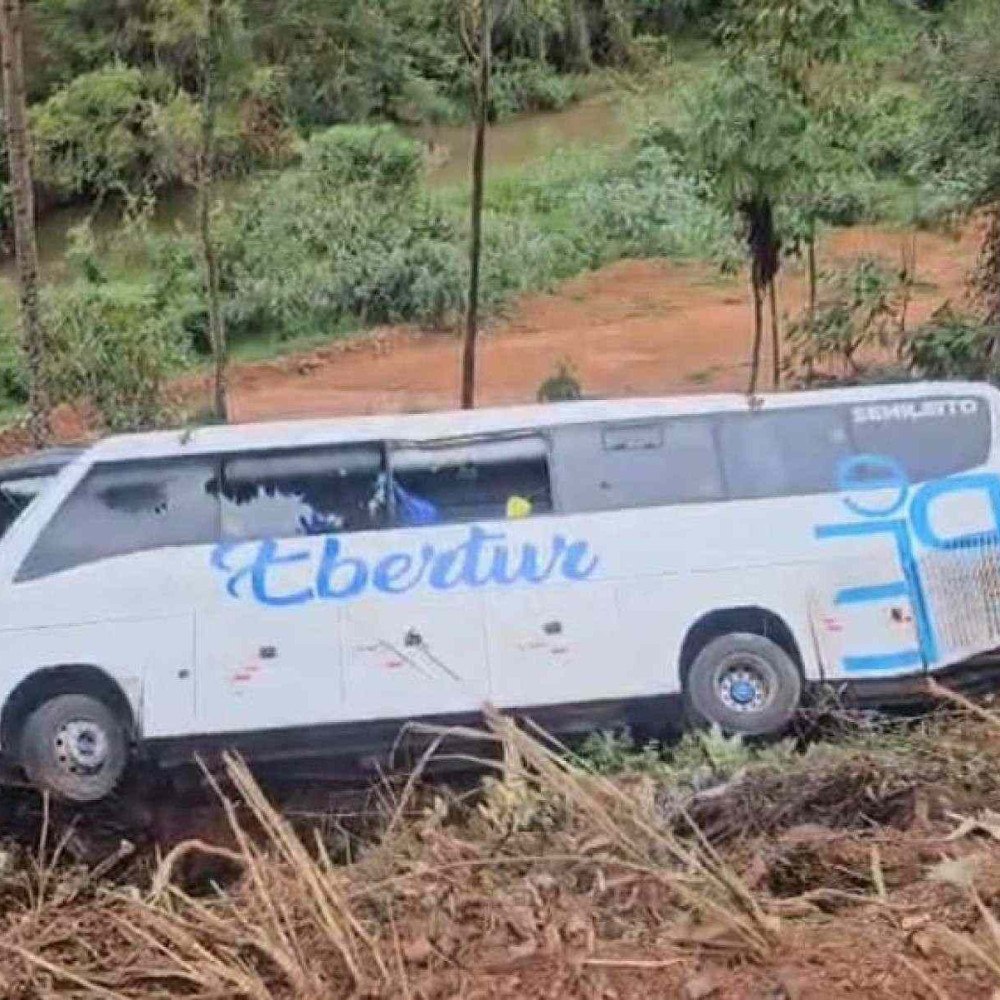ônibus cai em ribanceira de 30 metros e deixa 40 feridos; vídeo