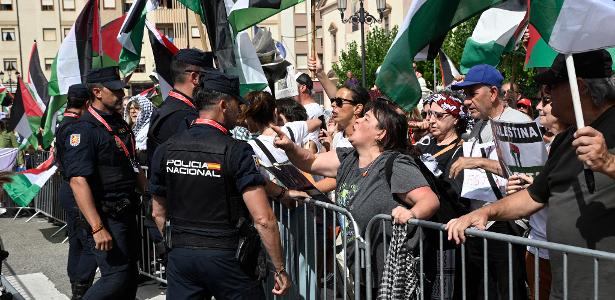 Policiais observam manifestantes pró-Palestina durante a 15ª etapa da Volta da Espanha
