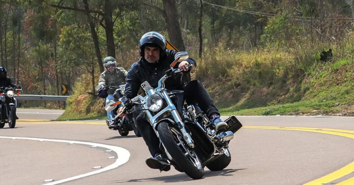 primeiras imagens da tragédia mostram moto caída após acidente fatal