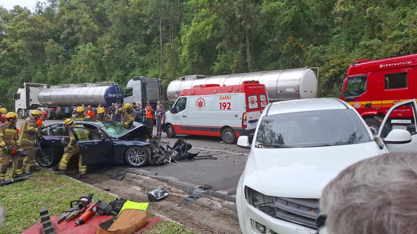 Acidente bloqueia totalmente a ERS-122, em Flores da Cunha