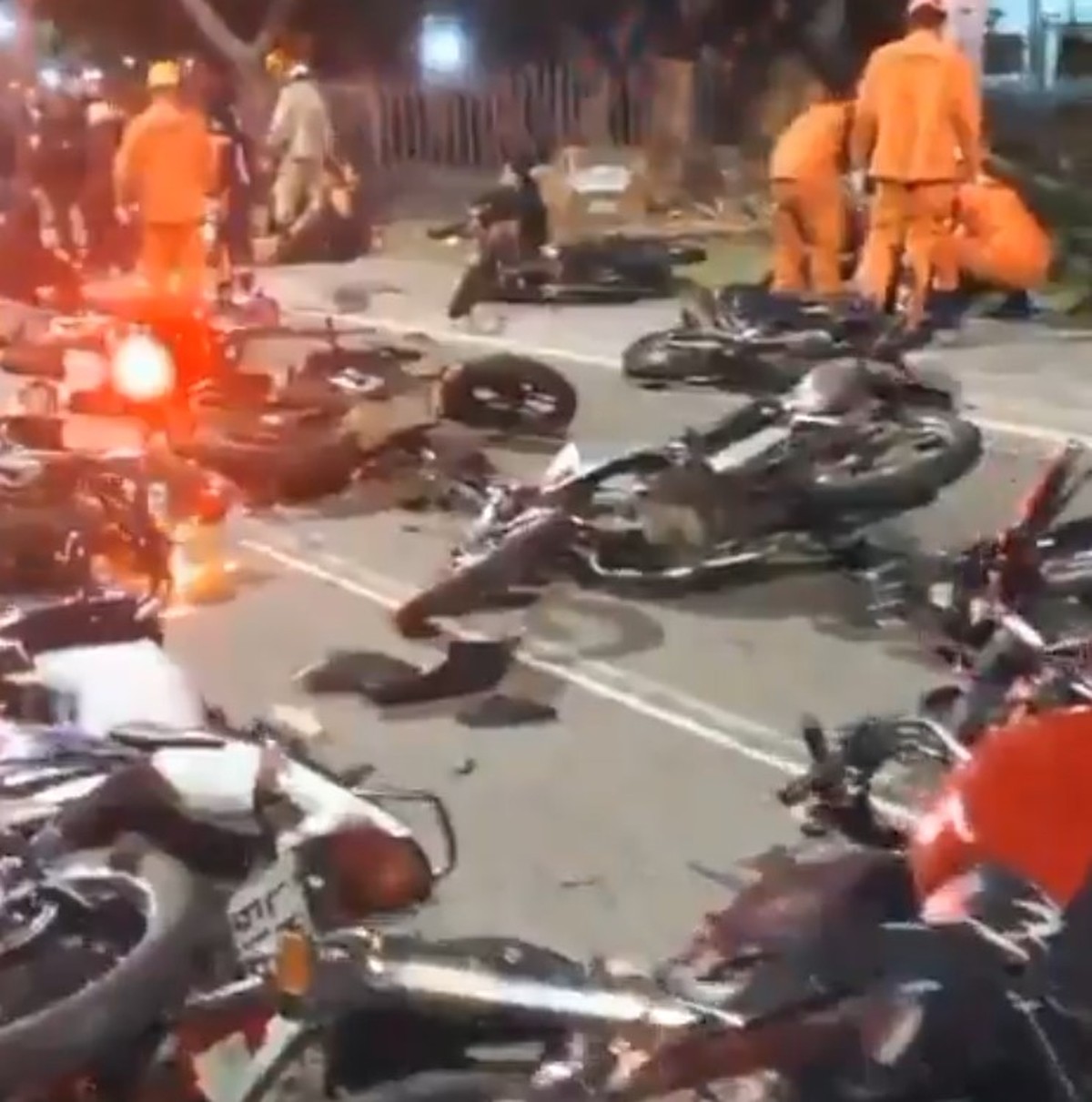 Acidente com 30 motos durante 'rolezinho' deixa oito feridos em Nova Iguaçu