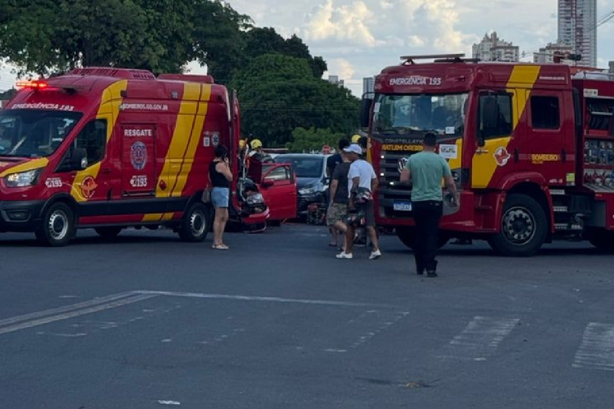 Acidente com 4 carros e 2 motocicletas deixa 6 feridos no Jardim América, em Goiânia