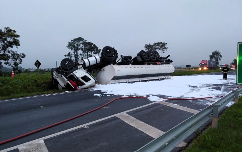 Acidente com caminhão-tanque bloqueia pista da PR-151
