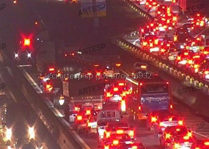 Acidente com carreta interdita totalmente a Rodovia Raposo Tavares em Sorocaba