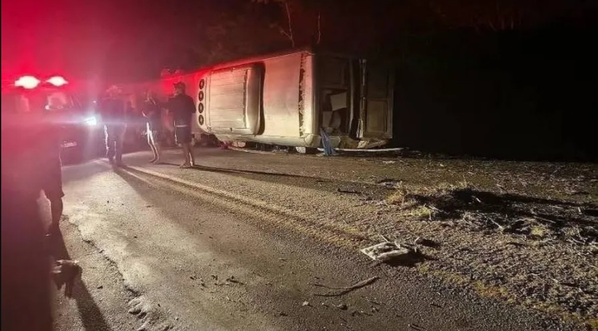 Acidente com ônibus de turismo deixa ao menos 13 mortos no Agreste de Pernambuco