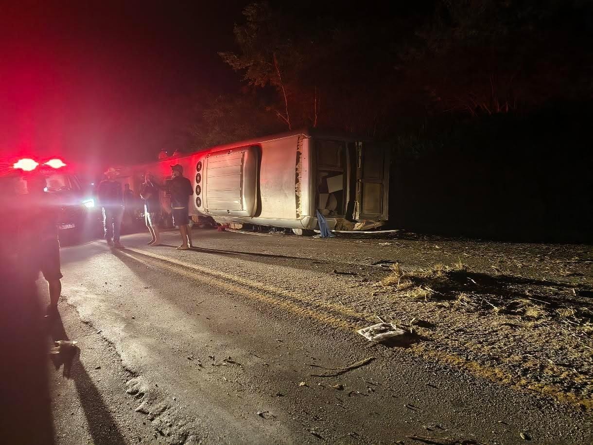Acidente com ônibus deixa mortos e feridos na BR-423, no Agreste de Pernambuco