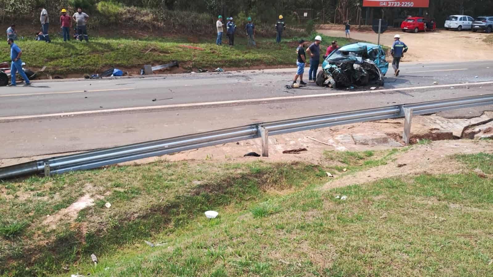 Acidente deixa ao menos duas pessoas mortas e quatro feridas na SP-255 em Itaí - G1