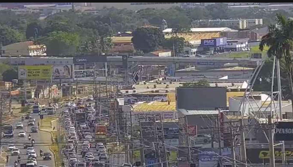 Acidente deixa motociclista ferido e causa congestionamento na FEB, em VG