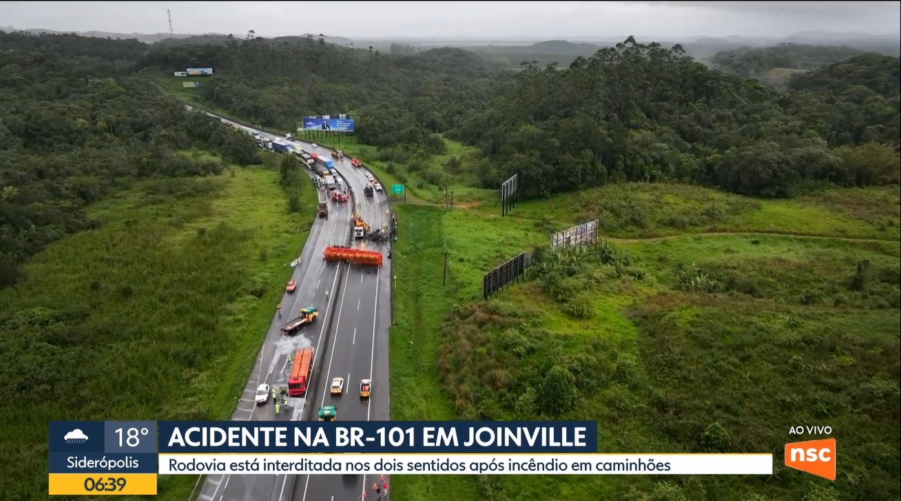 Acidente entre caminhões com botijões e telhas interdita a BR-101 em Joinville