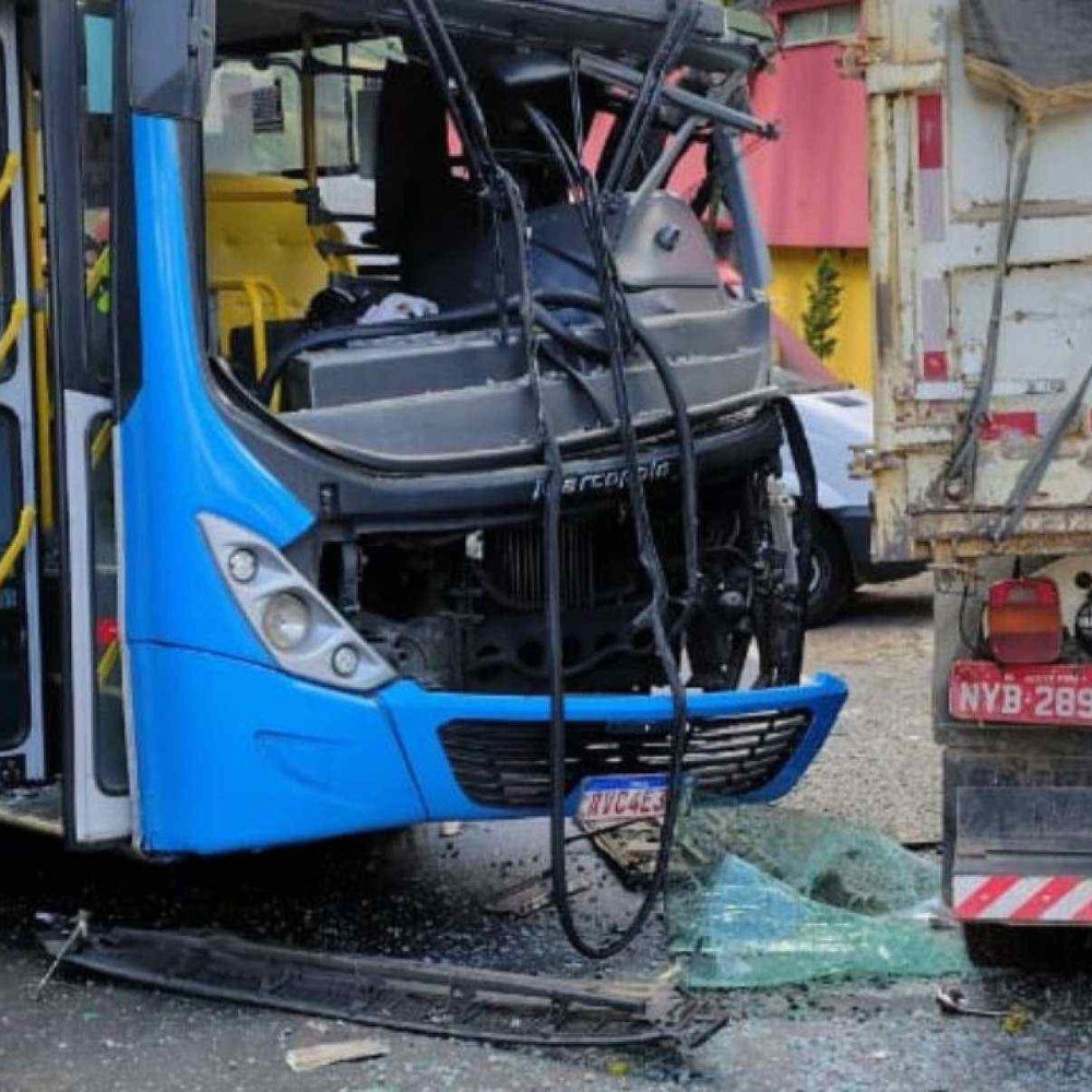 Acidente entre ônibus e caminhão deixa 11 feridos em Juiz de Fora (MG)