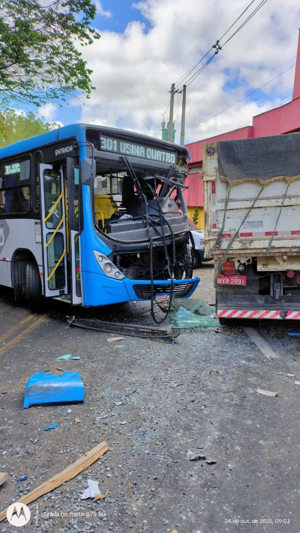 Acidente entre ônibus e caminhão deixa 11 feridos em MG