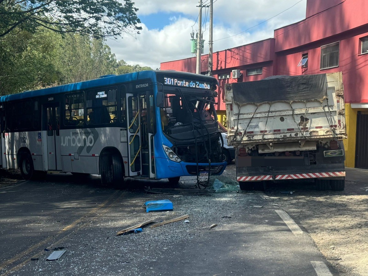 Acidente entre ônibus e carreta deixa feridos em Juiz de Fora