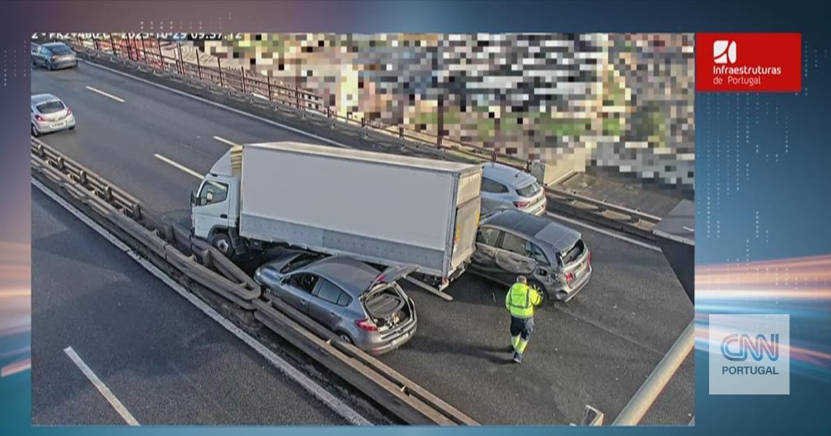 Acidente entre uma carrinha e dois veículos ligeiros condiciona trânsito na Ponte 25 de Abril