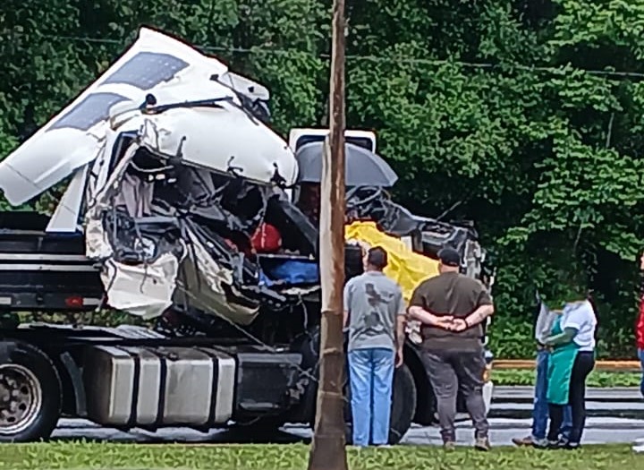 Acidente grave é registrado na BR-476; criança caiu de caminhão