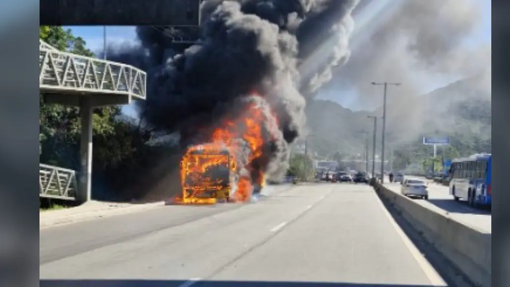 Acidente na SC-401 termina em morte de motociclista e ônibus em chamas